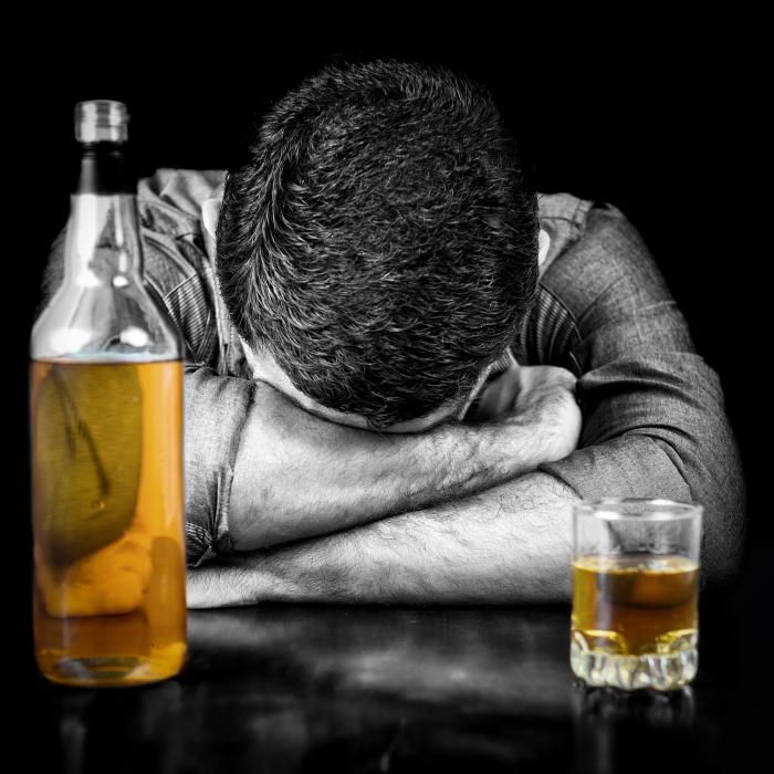 segni esterni di alcolismo negli uomini