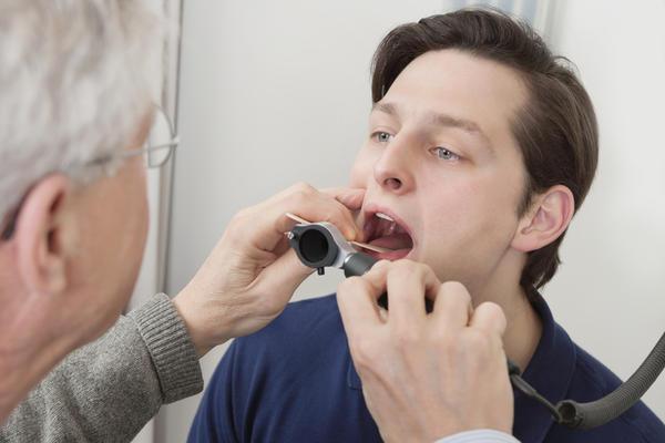 známky dráždivosti u mužů v ústech