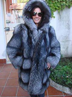 stříbrná liška kožešinový kabát s kapucí