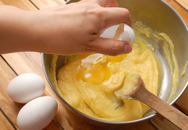 бисквити върху яйцето