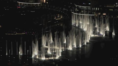 Дубай пеещи фонтани