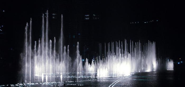 пеене и танцуване на фонтани в Дубай