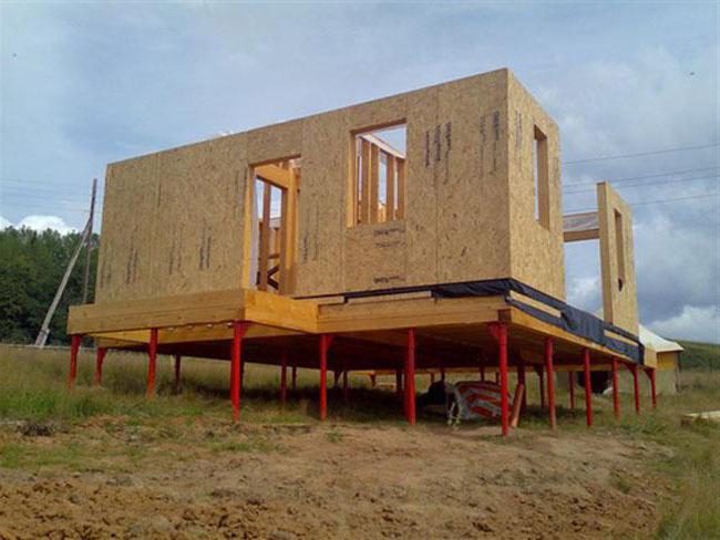 jednokatne kuće panela s lešinarima