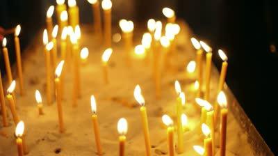 постави свещ в църквата