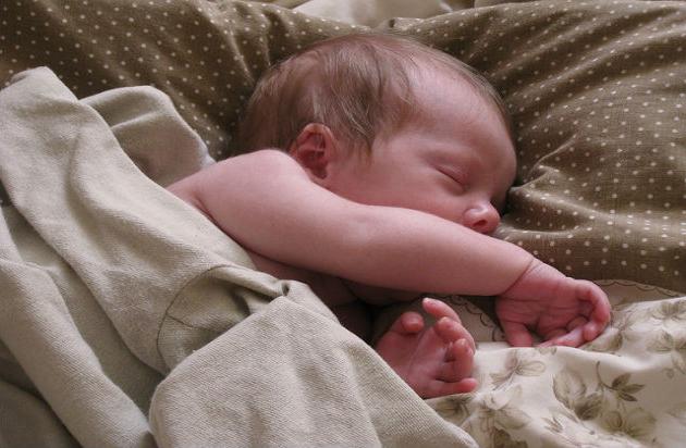 колико би беба требала спавати у 4 дана дању и ноћу