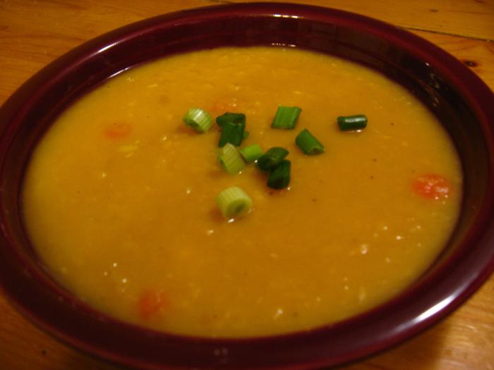 Polévková polévka s uzenou klobásou