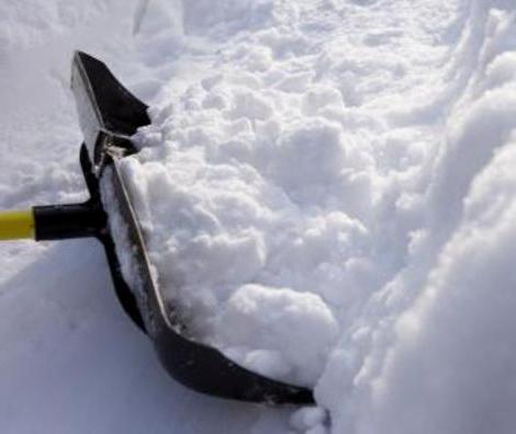 sněhová lopata auto