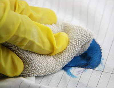 как да се измие боя с дрехи