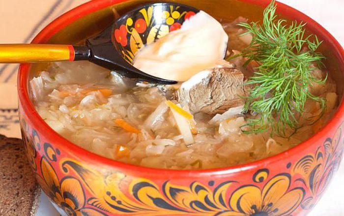 zupa z kapusty z mrożonymi grzybami i świeżą kapustą