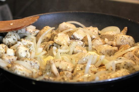 cuocere il pollo in salsa di panna acida