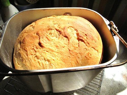 Пшенично-ръжен хляб в хлебница