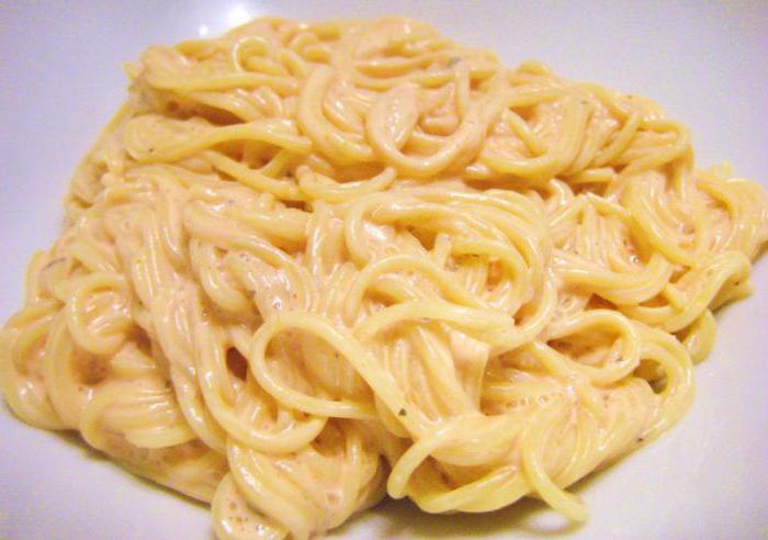 Spaghetti z sosem śmietanowym i serem
