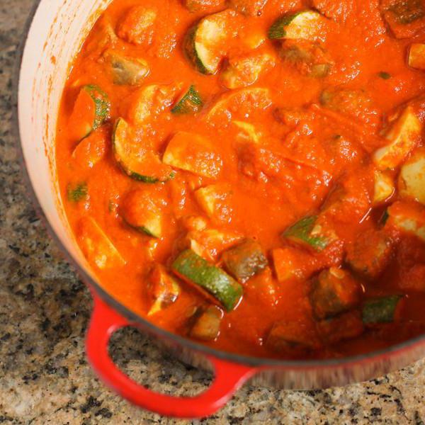 рецепта от тиквички в доматен сос