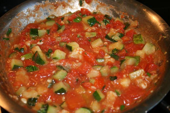 cukinia w czosnkowym sosie pomidorowym