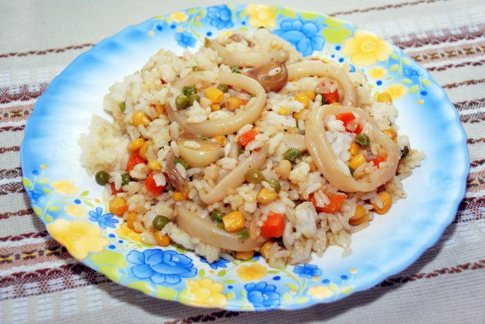 salát s kalamáry a rýží