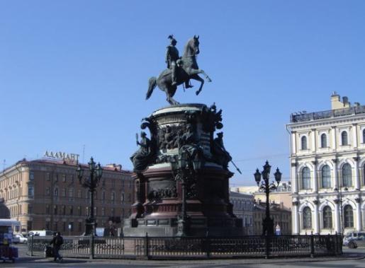 památník na náměstí isaakievskaya