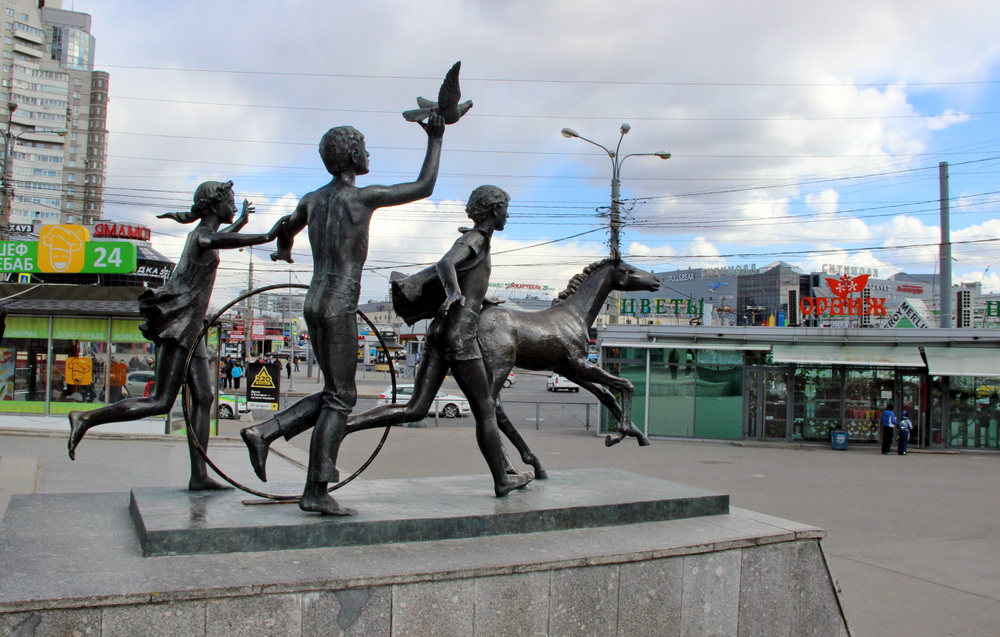 scultura presso la metropolitana pioneerskaya