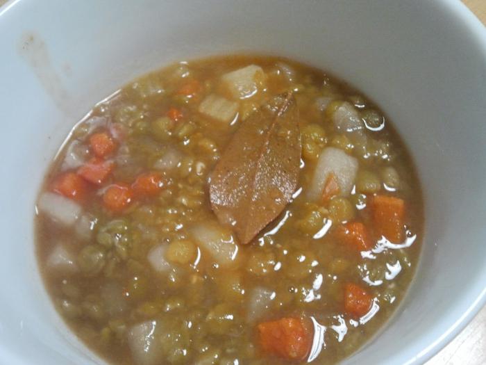 zuppa di piselli con carne di manzo ricetta culinaria passo-passo