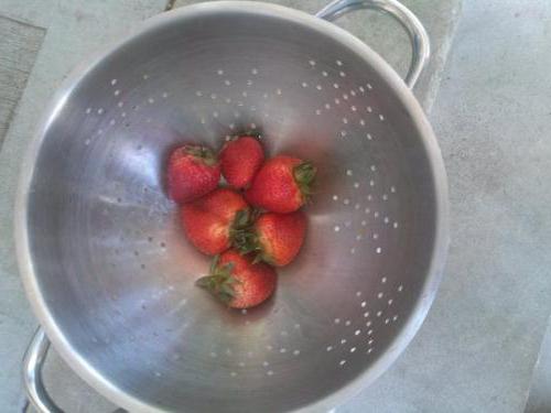 ягоди в собствената си рецепта за сок