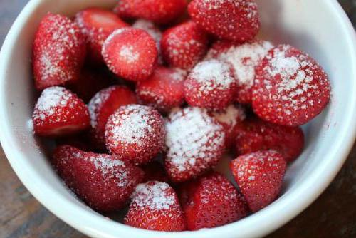 ягоди в собствен сок със захар
