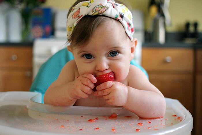 Allergia alle fragole in una foto di bambino