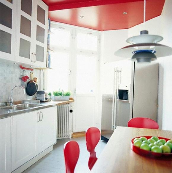 soffitto teso di colore in cucina