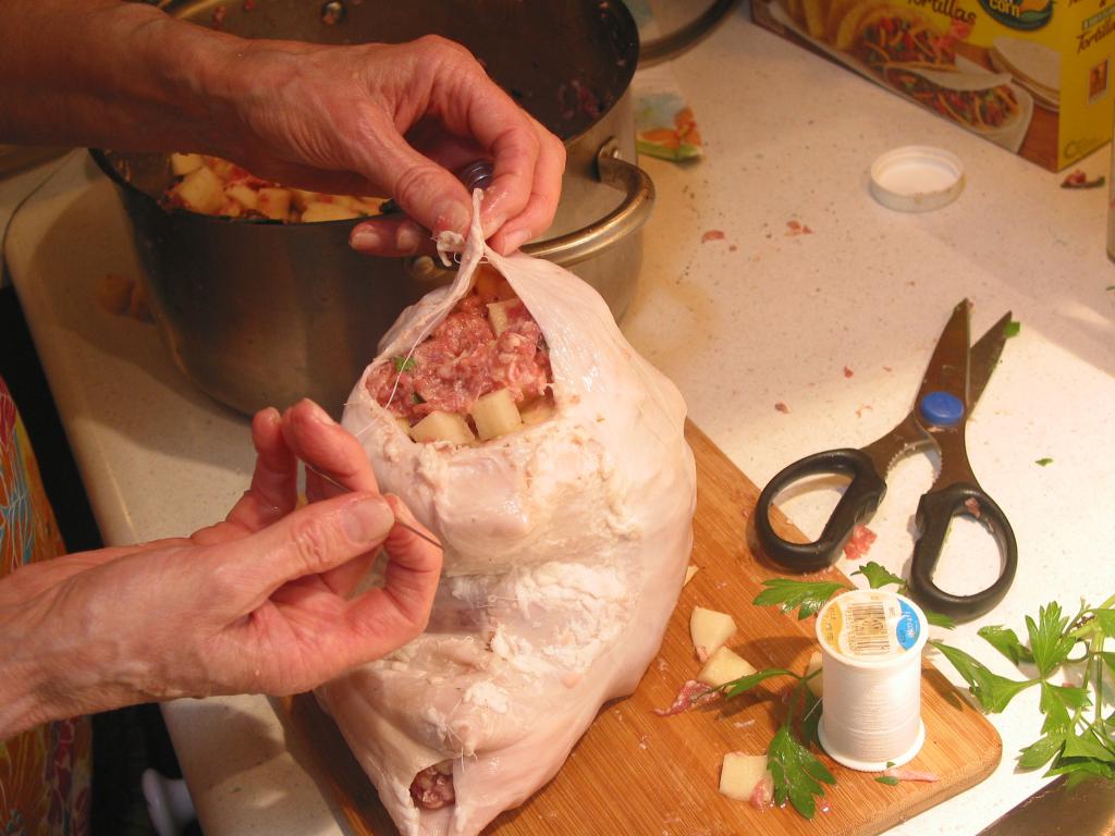 как да шият свински стомах