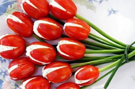 tulipany z pomidorami