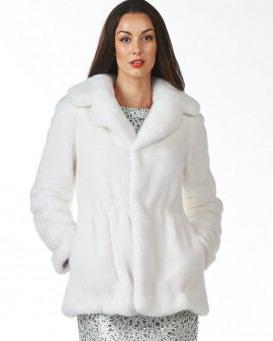 бяло зайче кожено палто