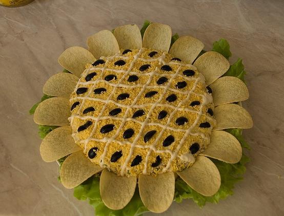 салата от слънчоглед с чипс