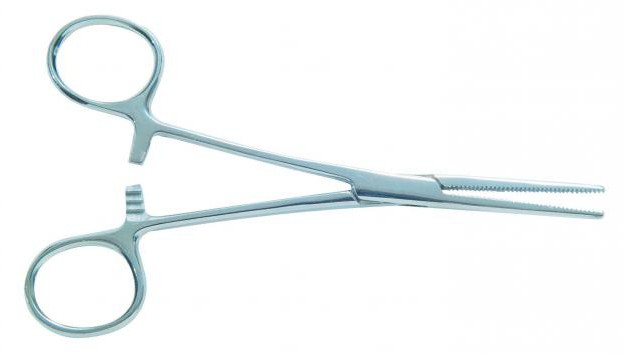 fotografija kirurških instrumentov