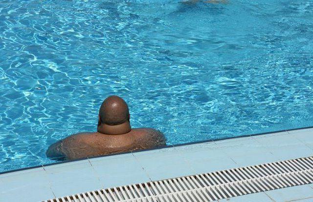 nuotare in piscina per perdere peso