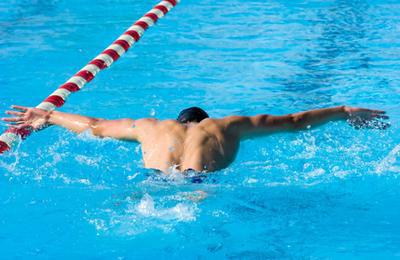 nuotare in piscina utilizzare per la colonna vertebrale