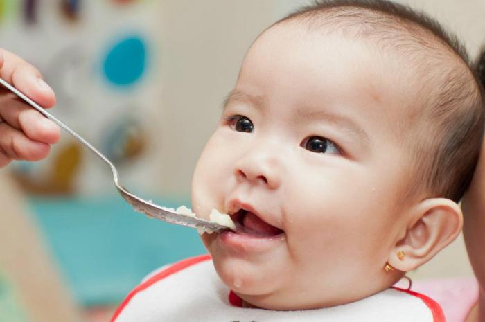 hranjenje otrok prvega leta življenja