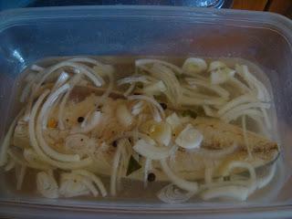 recept na nakládanou makrelu s cibulí