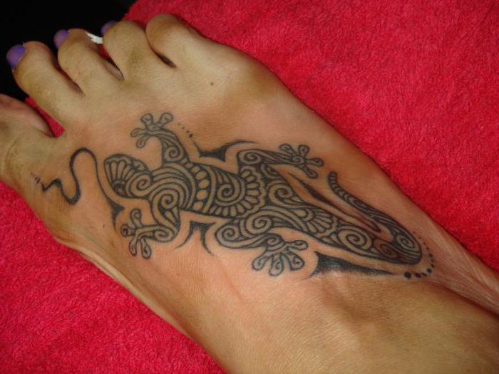 Tatuaż jaszczurka na nodze