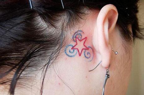 tetování za uchem
