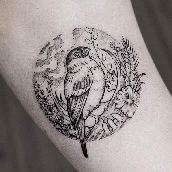 wartość tatuażu ptaka na ramieniu
