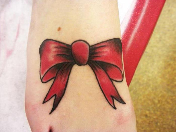 tetování v podobě luků na nohou