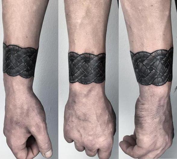 muž tetování náramek