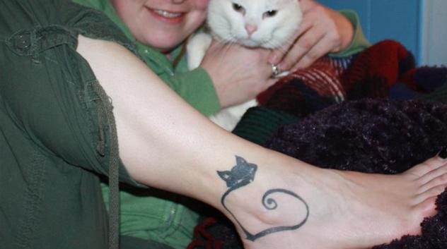 tatuaż kota na piechotę