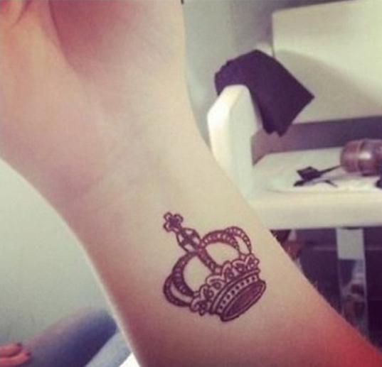 corona del tatuaggio a portata di mano