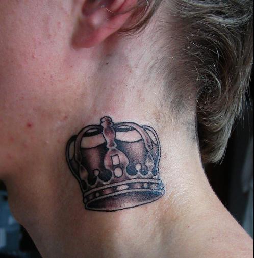 korona tatuaż na szyi