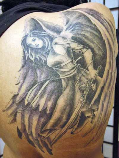 tatuaż męskiego stróża anioła