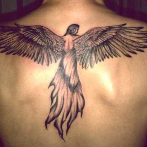 tatuaggio angelo custode sul retro