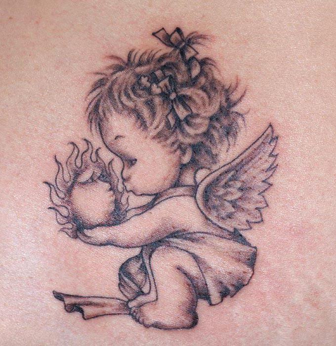 tatuaż anioł stróż na jego ramieniu