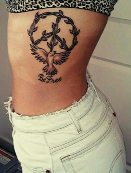 тетоважа на ребрима девојака