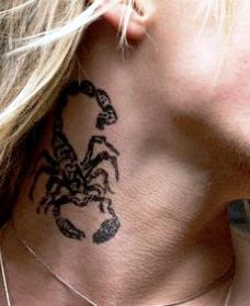 Tatuaggio sul collo di un uomo