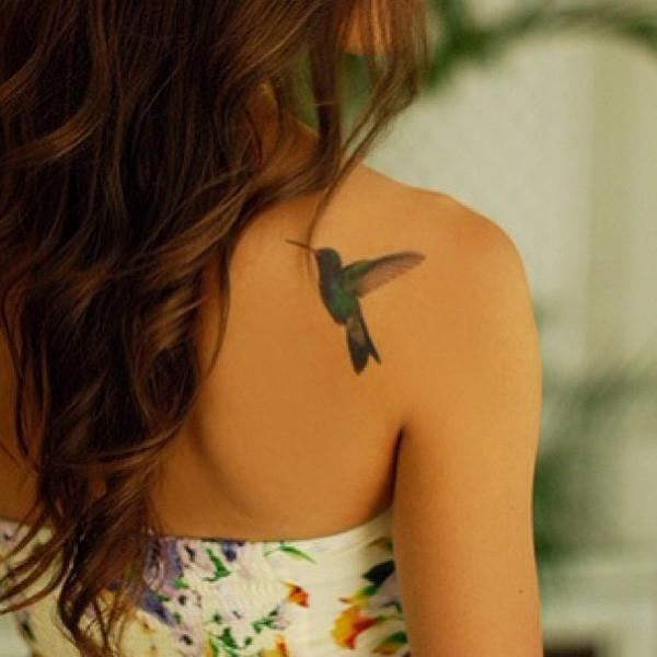 tatuaż ptak na łopatce