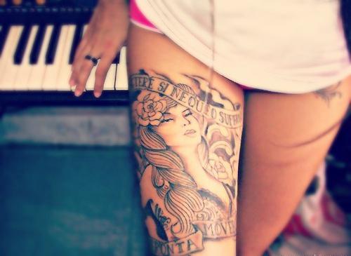 tatuaggio dell'anca per ragazze